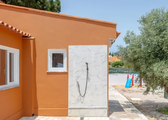 Family Friendly Oasis With Private Pool ألفور